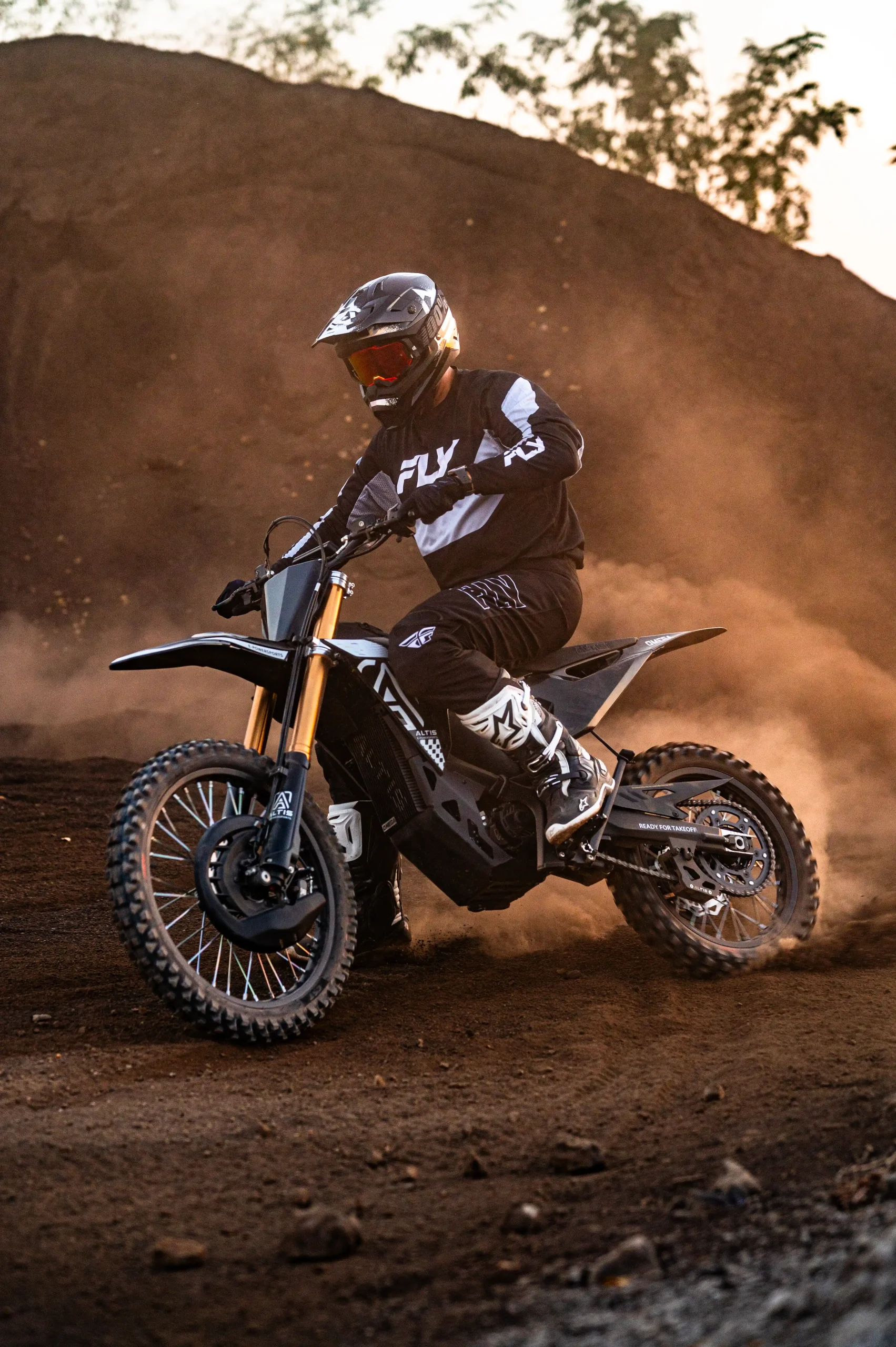 Altis Omega electric dirt bike in action on an offroad trail (3)