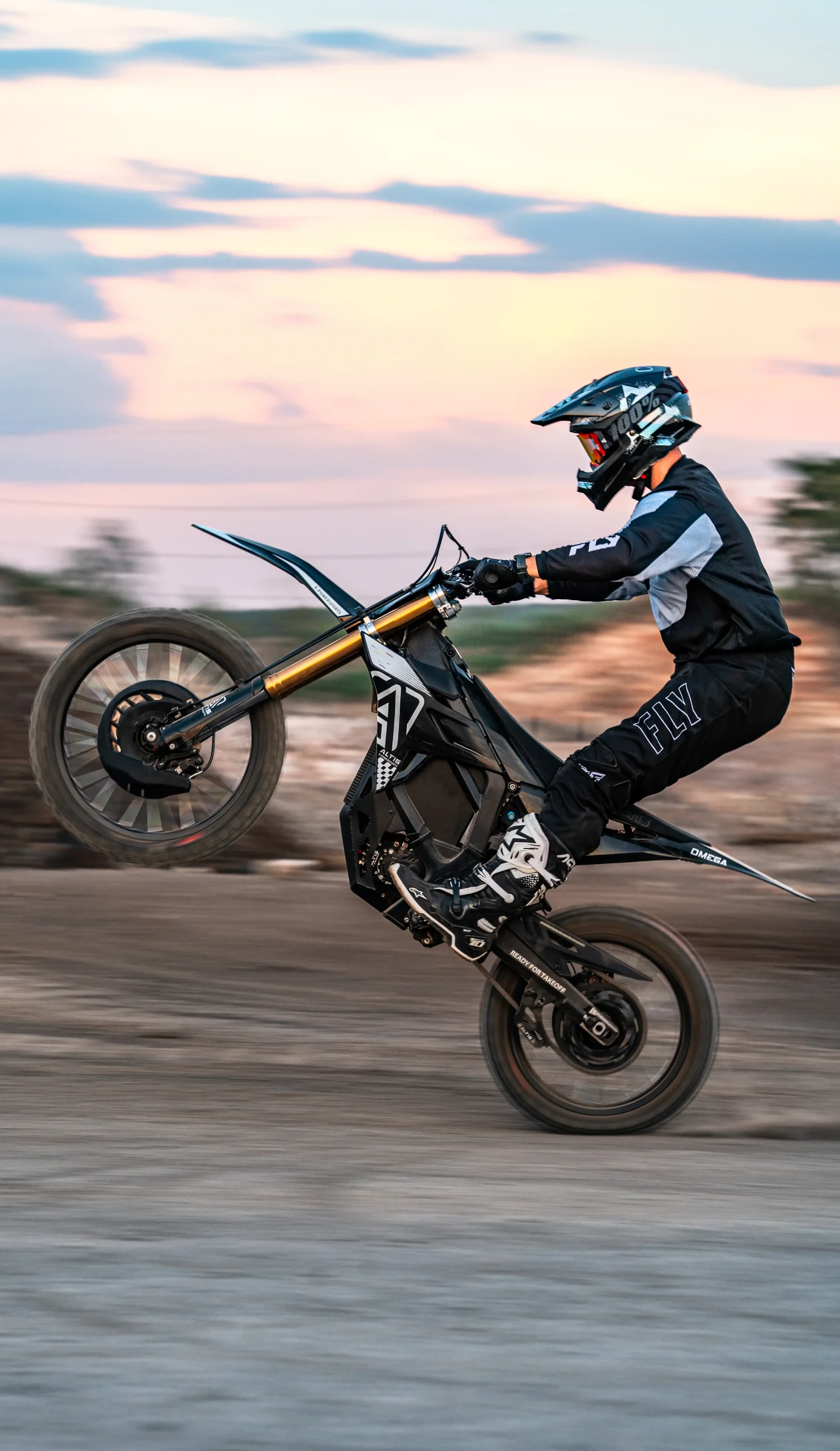 Altis Omega electric dirt bike in action on an offroad trail (4)